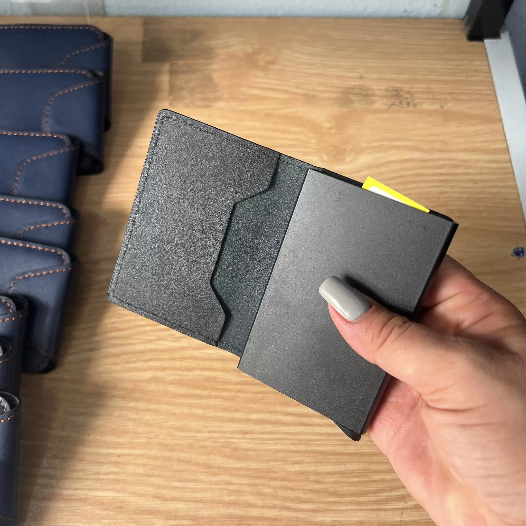 v&iacute; đựng thẻ da B&igrave;nh T&acirc;n